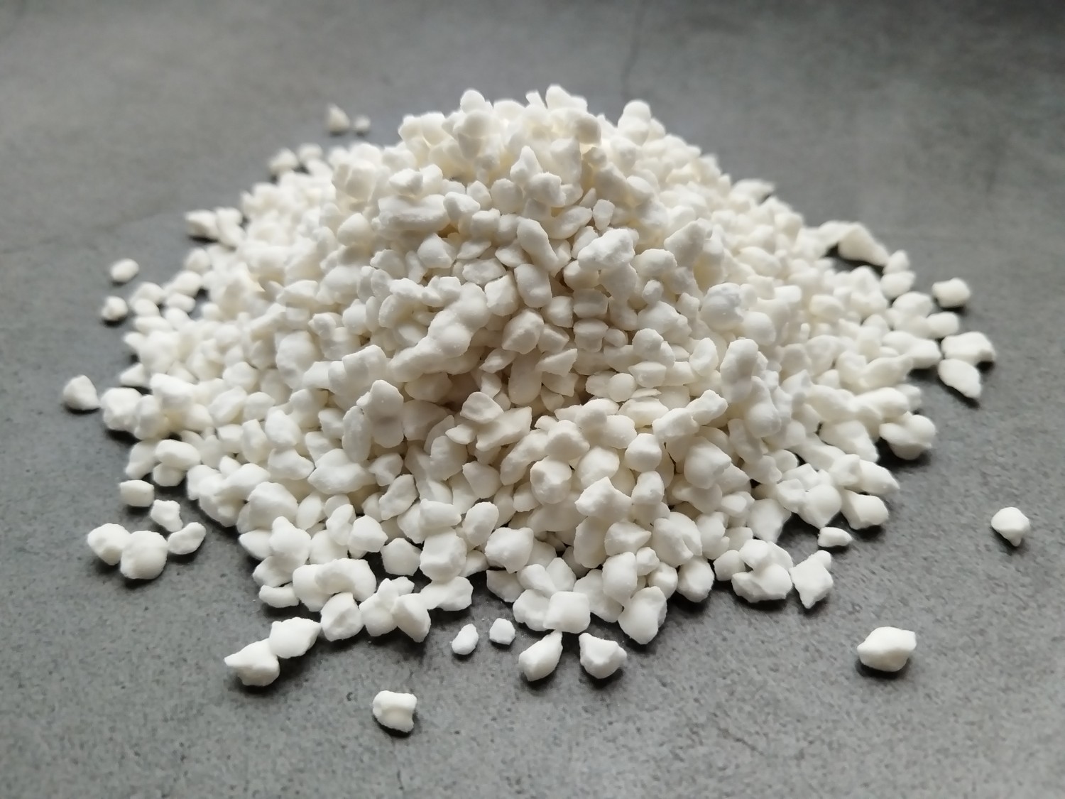 醋酸钙镁融雪剂在铁路路岔除冰领域中的主题利用：从信号安全到钢轨；，铁路动脉的“无氯除冰卫士”